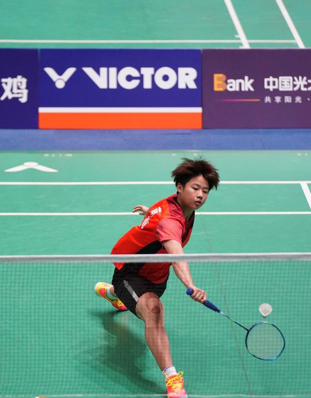 背后却是职 背后却是职